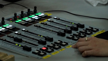 視聽(tīng)聯(lián)動(dòng)探前沿 學(xué)媒融合啟新篇——我院廣播電視學(xué)專業(yè)師生赴廈門音樂(lè)廣播開(kāi)展專業(yè)認(rèn)知與錄音制作實(shí)踐